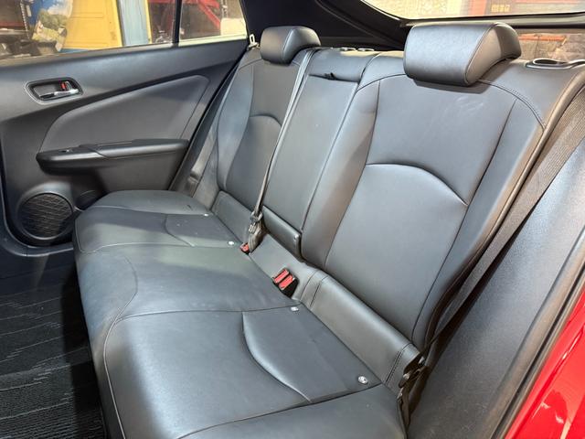 プリウス Ｓツーリングセレクション　インテリキー　地デジ　リアカメラ　ＬＥＤヘッドライト　セキュリティー　寒冷地仕様車　シートヒーター　オートエアコン　デュアルエアバッグ　ＥＳＣ　フルタイム４ＷＤ　メモリーナビゲーション　ＥＴＣ車載器（22枚目）