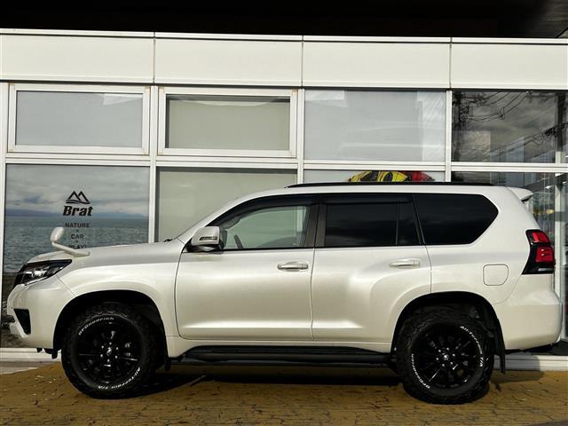 ランドクルーザープラド ＴＸ　Ｌパッケージ・ブラックエディション　ワンオーナー　純正９インチナビ　フルセグＴＶ　フロント、バックカメラ　コーナーセンサー　ドライブレコーダー　グッドリッジタイヤ　レザーシート　前席パワーシート　シートヒーター＆クーラー　サンルーフ（5枚目）