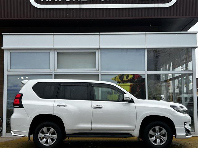 ランドクルーザープラド TX Lパッケージ 純正9インチナビ バックカメラ フルセグTV モデリスタエアロ レザーシート 前席パワーシート 前席シートヒーター&クーラー 電動格納サードシート LEDヘッドライト プッシュスタート スマートキー(4枚目)