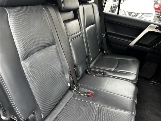 ランドクルーザープラド TX Lパッケージ 純正9インチナビ バックカメラ フルセグTV モデリスタエアロ レザーシート 前席パワーシート 前席シートヒーター&クーラー 電動格納サードシート LEDヘッドライト プッシュスタート スマートキー(24枚目)