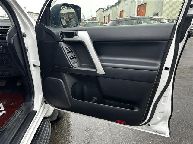 ランドクルーザープラド TX Lパッケージ 純正9インチナビ バックカメラ フルセグTV モデリスタエアロ レザーシート 前席パワーシート 前席シートヒーター&クーラー 電動格納サードシート LEDヘッドライト プッシュスタート スマートキー(33枚目)