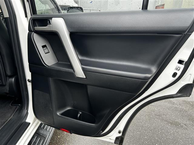 ランドクルーザープラド TX Lパッケージ 純正9インチナビ バックカメラ フルセグTV モデリスタエアロ レザーシート 前席パワーシート 前席シートヒーター&クーラー 電動格納サードシート LEDヘッドライト プッシュスタート スマートキー(34枚目)