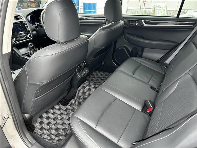 純正８インチナビ　フルセグＴＶ　フロント、左サイド、バックカメラ　黒革シート　全席シートヒーター　前席パワーシート　ドライブレコーダー　ＬＥＤヘッドライト　パワーバックドア　コーナーセンサー　ＥＴＣ