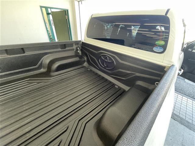 ハイラックス Ｚ　ブラックラリーエディション　ワンオーナーブラックラリーＥＤ専用　１８ｉｎＡＷ（ブラック塗装）＋ホワイトレタータイヤ　ＲＥＶＯトノカバー　ＲＥＶＯドアバイザー　純正ディーラーオプションメモリナビ　フルセグＴＶ　バックカメラ（12枚目）