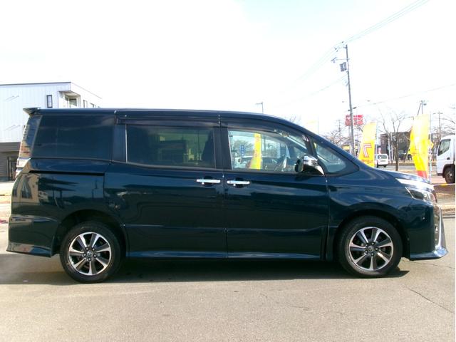 ヴォクシー ＺＳ　煌　４ＷＤ　衝突被害軽減ブレーキ　純正エンジンスターター　レーン逸脱警報　クルーズコントロール　横滑り防止装置　寒冷地仕様　オートハイビーム　両側パワースライドドア　ＥＴＣ　アイドリングストップ　スペアキ（5枚目）