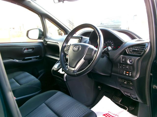 ヴォクシー ＺＳ　煌　４ＷＤ　衝突被害軽減ブレーキ　純正エンジンスターター　レーン逸脱警報　クルーズコントロール　横滑り防止装置　寒冷地仕様　オートハイビーム　両側パワースライドドア　ＥＴＣ　アイドリングストップ　スペアキ（10枚目）