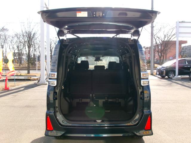 ヴォクシー ＺＳ　煌　４ＷＤ　衝突被害軽減ブレーキ　純正エンジンスターター　レーン逸脱警報　クルーズコントロール　横滑り防止装置　寒冷地仕様　オートハイビーム　両側パワースライドドア　ＥＴＣ　アイドリングストップ　スペアキ（31枚目）