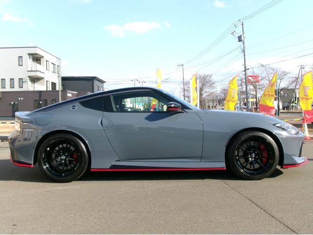 フェアレディＺ ニスモ　専用１９インチＲＡＹＳ製鍛造ホイール　ステルスグレーＩＩ　純正ドライブレコーダー　クルーズコントロール　パドルシフト　横滑り防止装置　ニスモレカロシート　純正ナビ　ＴＶ　バックカメラ　ＢＯＳＥスピーカ（6枚目）