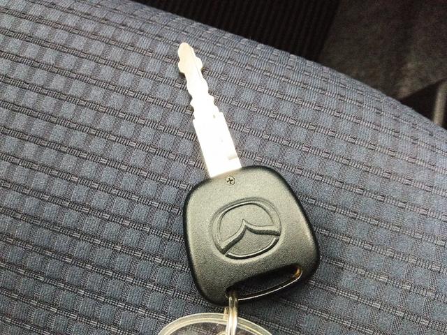 キャロル ＧＬ　４ＷＤ　衝突レーダーブレーキ　社外ナビ　左右シートヒーター　横滑防止装置　ＢＴオーディオ　ハイビームアシスト　ＡＢＳ　Ａライト　ＥＴＣ付き　車線逸脱警報システム　ソナー　キーレスエントリーキー（18枚目）