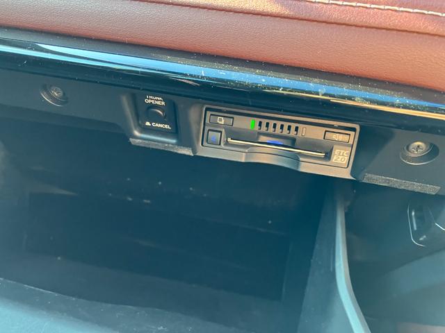 クラウンハイブリッド Ｓ　Ｃパッケージ　Ｆｏｕｒ　４ＷＤ　ドライブレコーダー　クリアランスソナー　レーンアシスト　オートクルーズコントロール　パークアシスト　衝突被害軽減システム　バックカメラ　ナビ　ＴＶ　アルミホイール　オートマチックハイビーム（6枚目）