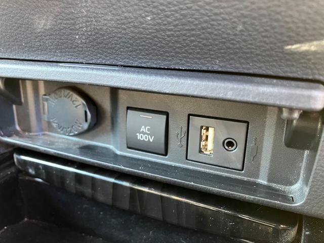 クラウンハイブリッド Ｓ　Ｃパッケージ　Ｆｏｕｒ　４ＷＤ　ドライブレコーダー　クリアランスソナー　レーンアシスト　オートクルーズコントロール　パークアシスト　衝突被害軽減システム　バックカメラ　ナビ　ＴＶ　アルミホイール　オートマチックハイビーム（9枚目）