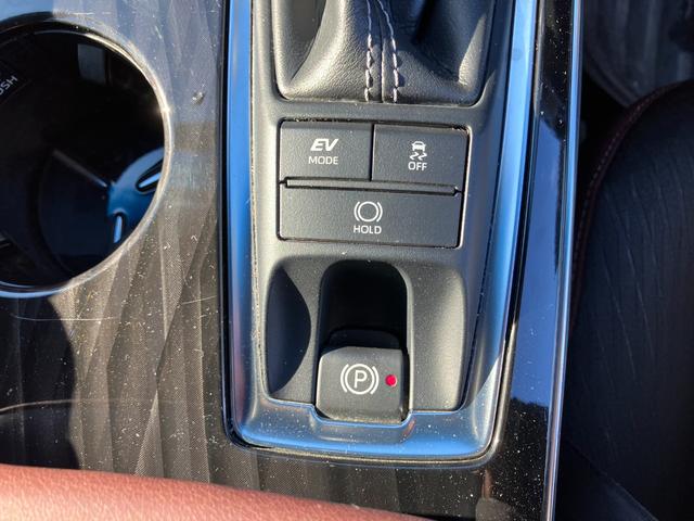 クラウンハイブリッド Ｓ　Ｃパッケージ　Ｆｏｕｒ　４ＷＤ　ドライブレコーダー　クリアランスソナー　レーンアシスト　オートクルーズコントロール　パークアシスト　衝突被害軽減システム　バックカメラ　ナビ　ＴＶ　アルミホイール　オートマチックハイビーム（10枚目）