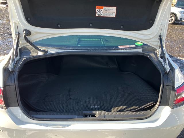 クラウンハイブリッド Ｓ　Ｃパッケージ　Ｆｏｕｒ　４ＷＤ　ドライブレコーダー　クリアランスソナー　レーンアシスト　オートクルーズコントロール　パークアシスト　衝突被害軽減システム　バックカメラ　ナビ　ＴＶ　アルミホイール　オートマチックハイビーム（19枚目）