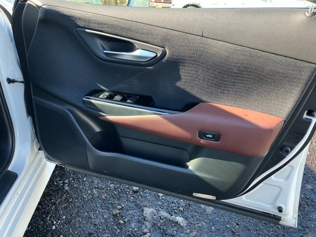 クラウンハイブリッド Ｓ　Ｃパッケージ　Ｆｏｕｒ　４ＷＤ　ドライブレコーダー　クリアランスソナー　レーンアシスト　オートクルーズコントロール　パークアシスト　衝突被害軽減システム　バックカメラ　ナビ　ＴＶ　アルミホイール　オートマチックハイビーム（46枚目）