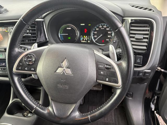 アウトランダーＰＨＥＶ Ｇナビパッケージ　４ＷＤ　ＥＴＣ　バックカメラ　オートクルーズコントロール　レーンアシスト　衝突被害軽減システム　ナビ　ＴＶ　オートライト　ＨＩＤ　電動リアゲート　アルミホイール　スマートキー　アイドリングストップ（3枚目）