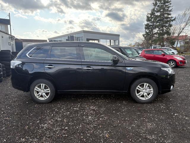 アウトランダーＰＨＥＶ Ｇナビパッケージ　４ＷＤ　ＥＴＣ　バックカメラ　オートクルーズコントロール　レーンアシスト　衝突被害軽減システム　ナビ　ＴＶ　オートライト　ＨＩＤ　電動リアゲート　アルミホイール　スマートキー　アイドリングストップ（14枚目）