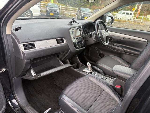 アウトランダーＰＨＥＶ Ｇナビパッケージ　４ＷＤ　ＥＴＣ　バックカメラ　オートクルーズコントロール　レーンアシスト　衝突被害軽減システム　ナビ　ＴＶ　オートライト　ＨＩＤ　電動リアゲート　アルミホイール　スマートキー　アイドリングストップ（31枚目）