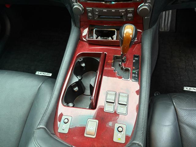 LS LS460 Iパッケージ ETC クリアランスソナー オートクルーズコントロール バックカメラ TV オートライト HID サンルーフ AT シートエアコン スマートキー 電動格納ミラー 盗難防止システム パワーシート CD(16枚目)