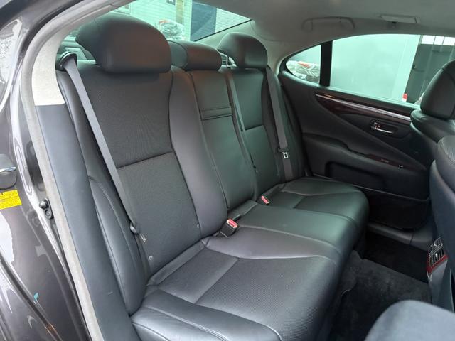 LS LS460 Iパッケージ ETC クリアランスソナー オートクルーズコントロール バックカメラ TV オートライト HID サンルーフ AT シートエアコン スマートキー 電動格納ミラー 盗難防止システム パワーシート CD(21枚目)