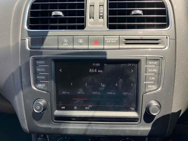 ポロ ＴＳＩコンフォートライン　ＥＴＣ　オートクルーズコントロール　アルミホイール　アイドリングストップ　電動格納ミラー　ＡＴ　盗難防止システム　ＡＢＳ　ＵＳＢ　エアコン　パワーステアリング　パワーウィンドウ　運転席エアバッグ（9枚目）