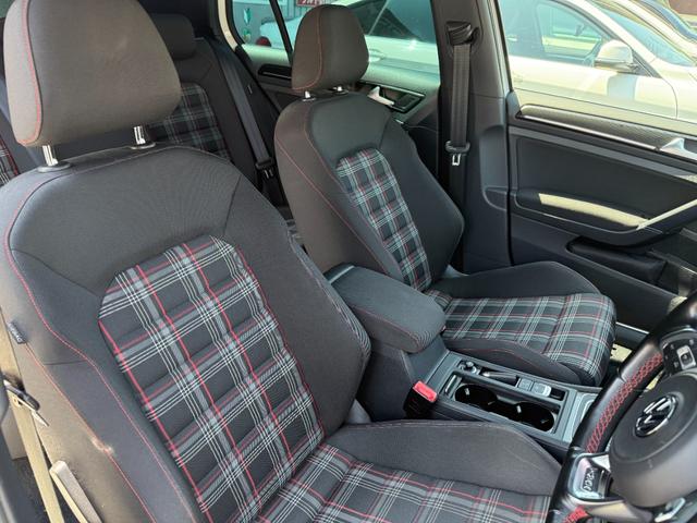 ゴルフＧＴＩ ベースグレード　ＡＣＣ　ＥＴＣ　ＤＴＶ　Ｂｌｕｅｔｏｏｔｈ　エンケイＲＳ０５ＲＲ（9枚目）