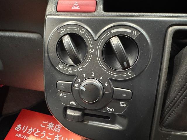 アルト Ｆ　４ＷＤ　５速ＡＧＳ　横滑り防止　ＡＢＳ　エアバッグ　エアコン　キーレス　シートヒーター　ＡＵＸ入力付きＣＤオーディオ　ドアバイザー　リアワイパー　社外アルミホイール　ライトレベライザー（22枚目）
