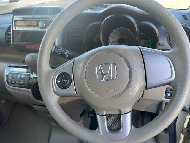 Ｎ－ＢＯＸ 　両側スライド・片側電動　スマートキー　アイドリングストップ　電動格納ミラー　ベンチシート　ＣＶＴ　盗難防止システム　ＡＢＳ　ＥＳＣ　ＣＤ　ミュージックプレイヤー接続可　アルミホイール　エアコン（3枚目）