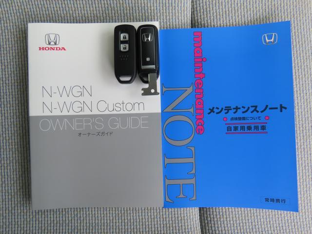 お持ちいただくだけでドアロックの開け閉めからエンジン始動までできちゃう賢く便利なスマートキーを装備！もうバッグやポケットからキーを出さなくても大丈夫ですよ