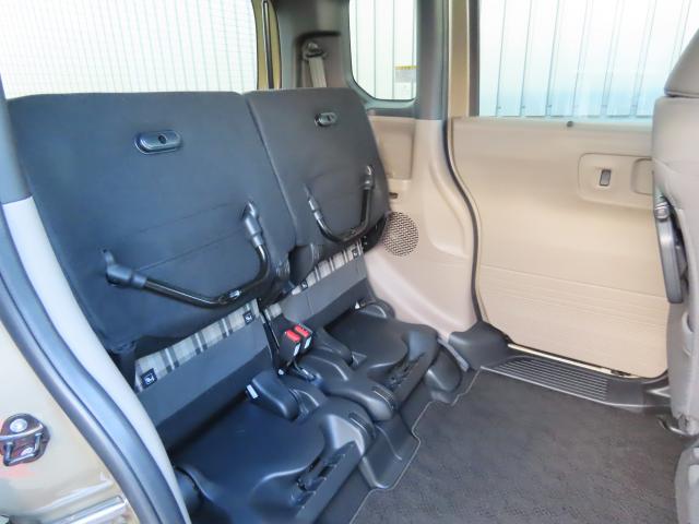 リアシートの座面をはねあげれば、横倒し出来ない背の高い荷物も載せられます。多彩なシートアレンジ!