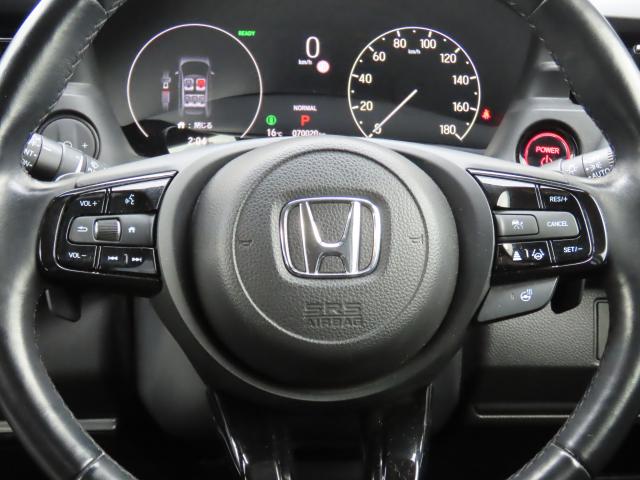 �n���h���ɂ́A�A�N�Z���y�_���𓥂܂��ɒ葬���s����J�y���ɍv������N���[�Y�R���g���[���ƁA�n���h�������𗣂����ɃI�[�f�B�I�𑀍�ł���̂ň��S�����ƂĂ��オ��X�e�A�����O�����R�����t���Ă��܂��I