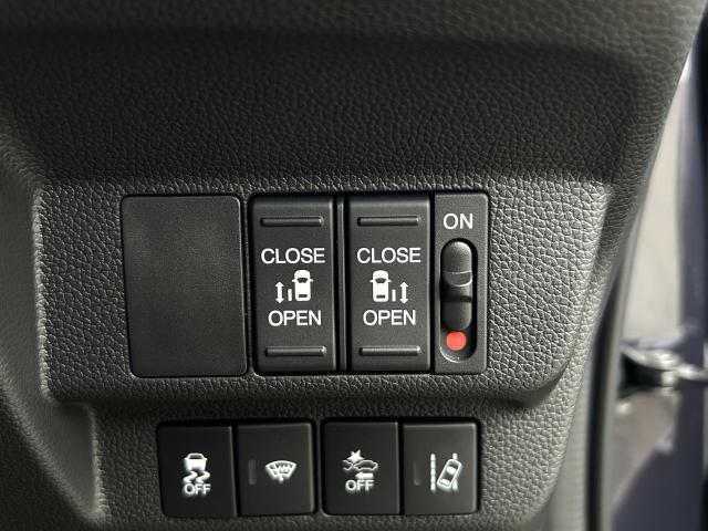 フリードハイブリッド ハイブリッド・クロスターブラックスタイル 当社使用レンタカー 純正9インチナビ 夏冬タイヤ付 ドラレコ TVフル リアカメラ ETC(15枚目)