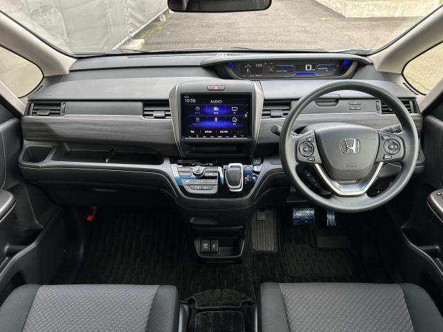 フリード+ハイブリッド ハイブリッドGブラックスタイル 当社使用レンタカー 純正9インチナビ 夏冬タイヤ付 ドラレコ TVフル リアカメラ ETC(11枚目)