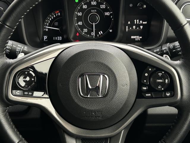 ハンドルには、アクセルペダルを踏まずに定速走行し疲労軽減に貢献するクルーズコントロールと、ハンドルから手を離さずにオーディオを操作できるので安全性がとても上がるステアリングリモコンが付いています！