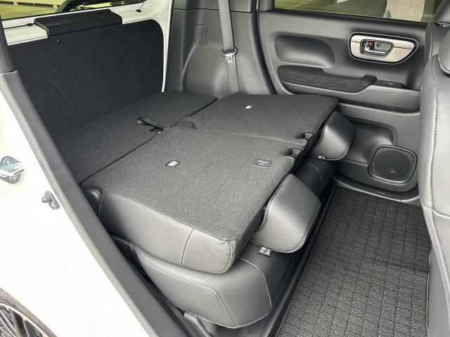 リヤシートを倒すとこんなに広いスペースが生まれます