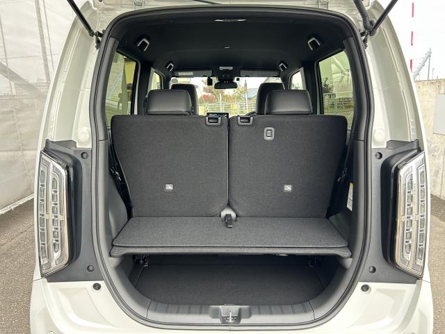 そのままでも広さ十分のラゲッジルームです