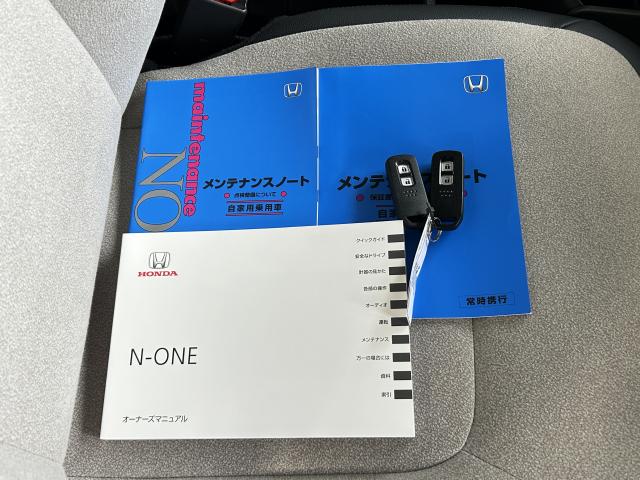 お持ちいただくだけでドアロックの開け閉めからエンジン始動までできちゃう賢く便利なスマートキーを装備！もうバッグやポケットからキーを出さなくても大丈夫ですよ