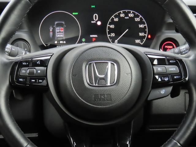 ハンドルには、アクセルペダルを踏まずに定速走行し疲労軽減に貢献するクルーズコントロールと、ハンドルから手を離さずにオーディオを操作できるので安全性がとても上がるステアリングリモコンが付いています！