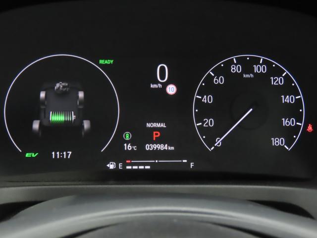 シンプルで視認性の良いメーター類です。