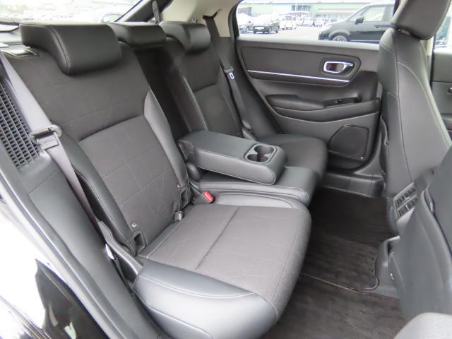 リアシートは十分な広さを確保しています