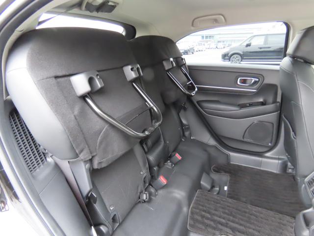 リアシートの座面をはねあげれば、横倒し出来ない背の高い荷物も載せられます。多彩なシートアレンジ！