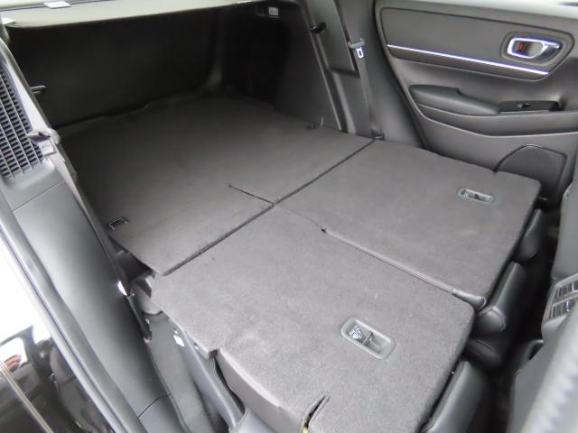 リヤシートを倒すとこんなに広いスペースが生まれます