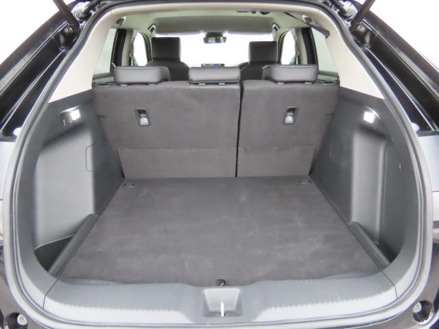 そのままでも広さ十分のラゲッジルームです