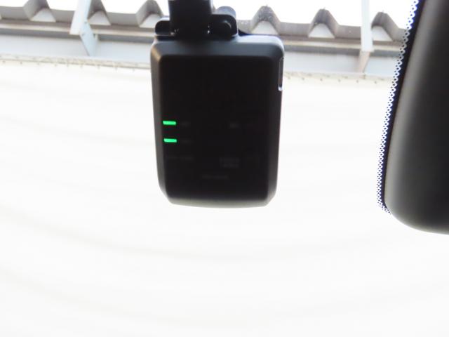 フィット e:HEVホームブラックスタイル 当社使用レンタカー 純正9インチナビ 夏冬タイヤ付 ドラレコ TVフル リアカメラ ETC(4枚目)