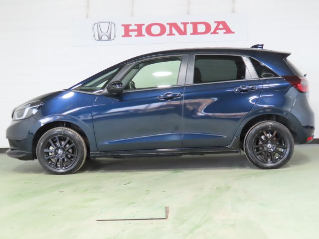 フィット e:HEVホームブラックスタイル 当社使用レンタカー 純正9インチナビ 夏冬タイヤ付 ドラレコ TVフル リアカメラ ETC(5枚目)