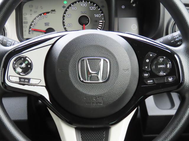 ハンドルには、アクセルペダルを踏まずに定速走行し疲労軽減に貢献するクルーズコントロールと、ハンドルから手を離さずにオーディオを操作できるので安全性がとても上がるステアリングリモコンが付いています！