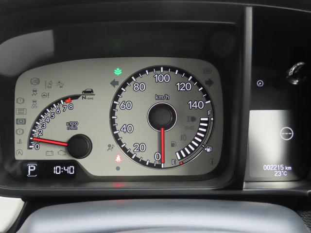 シンプルで視認性の良いメーター類です。