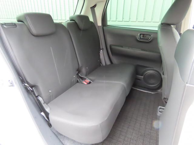 リアシートは十分な広さを確保しています