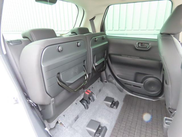 リアシートの座面をはねあげれば、横倒し出来ない背の高い荷物も載せられます。多彩なシートアレンジ！