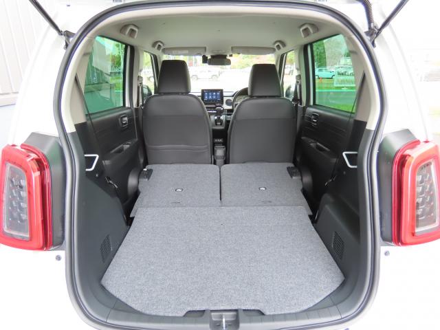 リヤシートを前に倒すとご覧のような広大なラゲッジスペースが作れます。是非一度実車でご確認下さい。