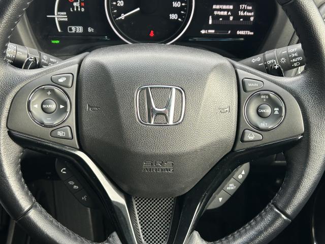 ハンドルには、アクセルペダルを踏まずに定速走行し疲労軽減に貢献するクルーズコントロールと、ハンドルから手を離さずにオーディオを操作できるので安全性がとても上がるステアリングリモコンが付いています！